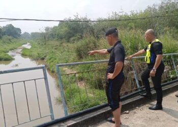ANGGOTA polis dari Balai Jementah menunjukkan lokasi kejadian lemas dua kanak-kanak di Sungai Pulau Jering, Kampung Bukit Tunggal, Segamat, Johor, hari ini.