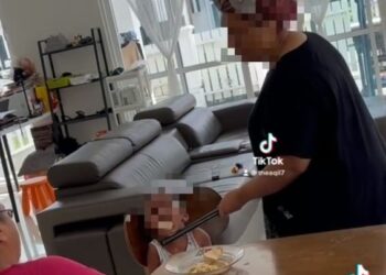PAPARAN video wanita yang memukul mangsa ekoran enggan makan nasi yang tular di media sosial.