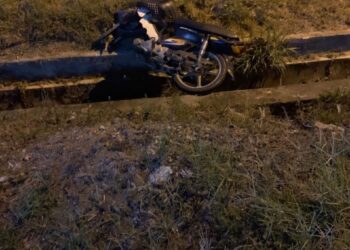 KEADAAN motosikal ditunggang seorang kanak-kanak yang maut selepas bertembung dengan sebuah kereta jenis Perodua Myvi di Kilometer 99 Jalan Batu Pahat-Mersing, Kluang, Johor.