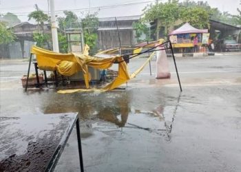 KEADAAN gerai peniaga yang musnah selepas ribut melanda di Lembah Sireh, Kota Bharu, Kelantan petang tadi. - MEDIA SOSIAL