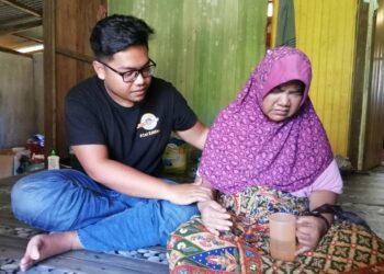 MUHAMMAD Adib Afham Talib mengorbankan pengajiannya demi menjaga ibunya yang menderita kanser otak tahap empat ketika ditemui di rumahnya di Kampung Kemat di Hulu Terengganu, hari ini. - NOOR HAYATI MAMAT