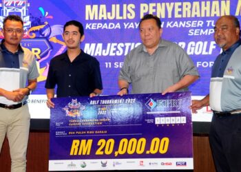 TUNKU ABU BAKAR SULTAN IBRAHIM menerima replika cek bernilai RM20,000 kepada Yayasan Kanser Tunku Laksamana Johor daripada Kumpulan Prasarana Rakyat Johor (KPRJ) sambil diperhatikan Mohd. Hairi (kiri) dan Suhairi di Forest City Golf Resort, Iskandar Puteri.