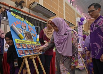 DR. Kasemani Embong (tengah) melawat ruang pameran selepas merasmikan Sambutan Hari Kanser Peringkat Negeri di Dewan Utama Daerah Marang, Terengganu, hari ini. -  UTUSAN/PUQTRA HAIRRY ROSLI