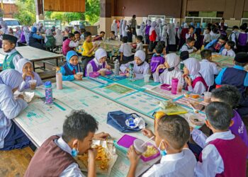 Pengusaha kantin bimbang cuti sekolah yang didakwa terlalu banyak akan menyebabkan pendapatan mereka berkurangan dalam tempoh enam bulan pertama tahun ini. – UTUSAn/FARIZ RUSADIO