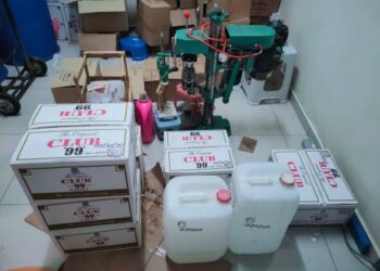 PERALATAN menghasilkan arak tiruan yang dirampas dalam serbuan di sebuah rumah dua tingkat di Jalan Prima 5/7, Taman Nusantara Prima di Iskandar Puteri, Johor.