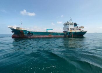 KAPAL kargo dari Mongolia ditahan selepas disyaki berlabuh secara haram di perairan Johor Timur semalam.
