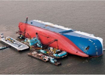 Kapal kargo Golden Ray terbalik berhampiran Pelabuhan Brunswick, Georgia pada September 2019. Laporan siasatan kejadian dikeluarkan dua tahun selepas nahas berlaku. – GAMBAR HIASAN/AGENSI