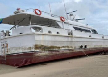 KEADAAN kapal persiaran mewah kecil, Lucky Seven yang terkandas di Mersing, Johor baru-baru ini. - GAMBAR IHSAN JLTM