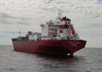 PENGUAT kuasa Maritim Malaysia menahan sebuah kapal tangki dari Singapura uang berlabuh tunggu tanpa kebenaran di 27.8 batu nautika barat daya Sekinchan, Selangor semalam.