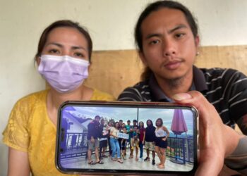 SANDRA Littor (kiri) dan adiknya, Recel menunjukkan gambar percutian keluarga bersama Derrent di kediaman mereka di Kampung Malawa, Kota Kinabalu, semalam.