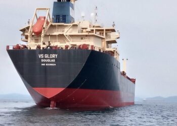 KAPAL tangki dari Jerman yang berlabuh secara haram di perairan negara ditahan untuk siasatan lanjut. - IHSAN MARITIM MALAYSIA PERAK