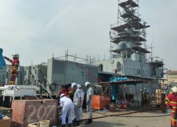 KAPAL KD Laksamana Muhammad Amin yang menjalani rutin pasang pulih mengalami kebakaran di limbungan  Kampung Acheh, Sitiawan semalam. - UTUSAN/IHSAN JBPM PERAK.