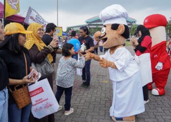 MASKOT Mamak Cyber dan T.P The Thumb beramah mesra dengan pengunjung semasa program Gerila Mamak Cyberdi Bazar Ramadan Seksyen 13 Shah Alam, Selangor.