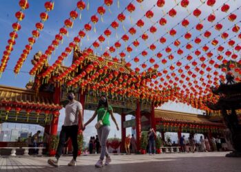 SEBAHAGIAN pengunjung melintasi deretan hiasan tanglung yang digantung di Tokong Thean Hou menjelang sambutan Tahun Baharu Cina 2023 di Kuala Lumpur. - UTUSAN/MOHD FARIZWAN HASBULLAH
