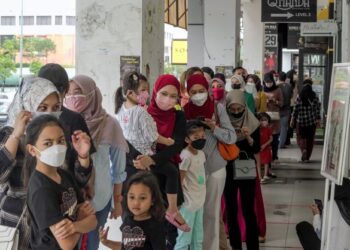 GELAGAT orang ramai yang beratur bagi mendapatkan baju raya dan pelbagai keperluan lain sebagai persiapan menyambut Hari Raya Aidilfitri di Bangi Sentral, Seksyen 9, Bandar Baru Bangi, Selangor, semalam. - UTUSAN/AMIR KHALID