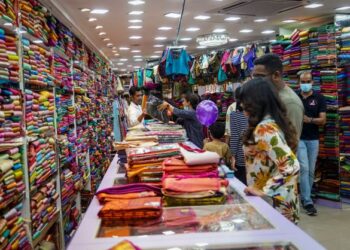 ORANG ramai memilih kain sebagai persiapan menyambut Hari Deepavali pada 24 Oktober ini di sebuah premis pakaian di Brickfield, Kuala Lumpur, semalam. - UTUSAN/MUHAMAD IQBAL ROSLI