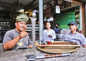 DATUK Azmi Azhar Ahmad atau dikenali Mie Parang menunjukkan demonstrasi menegakkan sebilah keris untuk memperlihatkan keseimbangannya hasil pembuatan tukang tempa berkualiti di Dato (W) Mie Parang Teras Bina Teknik Enterprise, Kuala Kubu Bharu, Selangor. - UTUSAN/MOHD FIRDAUS MOHD JOHARI