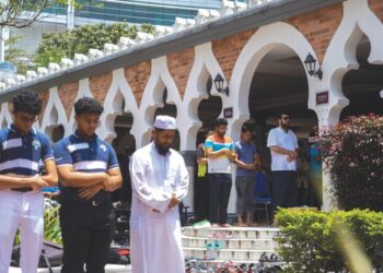 MASYARAKAT Islam menunaikan solat Jumaat di Masjid Jamek Sultan Abdul Samad, Kuala Lumpur, semalam. -UTUSAN/SHIDDIEQIIN ZON