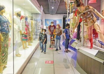 ORANG ramai menghabiskan masa sempena cuti hujung minggu engan mengunjungi Muzium Negara selepas pembukaan semula Sabtu lalu.