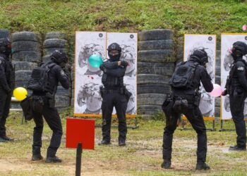DEMONSTRASI latihan perang oleh Bahagian Pasukan Khas Pertahanan di Kem Perdana Sungai Besi, Kuala Lumpur, semalam. - UTUSAN/SHIDDIEQIIN ZON