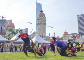 GELAGAT sebahagian warga kota meluangkan masa bersama keluarga dan rakan dengan menyertai acara Sukan Perpaduan sempena Program Santai@Kuala Lumpur 2023 di Dataran Merdeka, Kuala Lumpur, semalam. MINGGUAN/AMIR KHALID
