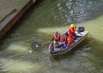 PETUGAS kontraktor pembersihan giat mengalihkan sampah sarap yang terdapat di Sungai Gombak bagi memastikannya sentiasa bersih dan terpulihara. - UTUSAN/AMIR KHALID