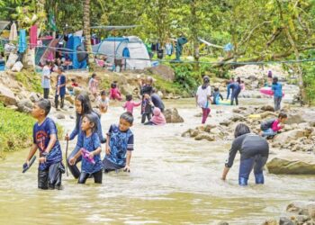 SUASANA kanak-kanak bermandi-manda ketika cuti umum dalam tinjauan di sebuah tapak perkhemahan berhampiran Sungai Gabai, Hulu Langat, Selangor, semalam. - UTUSAN/MUHAMAD IQBAL ROSLI
