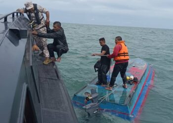 SERAMAI empat nelayan berdepan detik cemas selepas bot dinaiki mereka karam pada kedudukan 6.6 batu nautika selatan Pulau Kendi, Pulau Pinang dalam kejadian awal pagi hari ini.