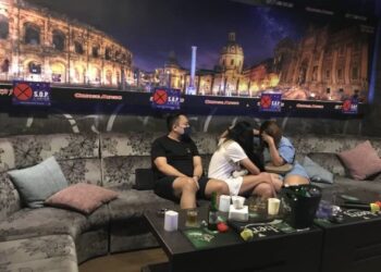 BEBERAPA individu ditahan dalam serbuan di sebuah pusat karaoke di Mergong, Alor Setar. - FOTO/NUR ANATI JUHARI