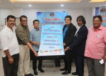 JASVINDER Singh (tiga dari kanan) dan Mazlan Mohamad (tiga dari kiri) menunjukkan poster Kejohanan  Karate Antarabangsa Okinawa Goju-Rhyu Terbuka Bandaraya Ipoh pada sidang akhbar di Kompleks MSN di Ipoh hari ini. - UTUSAN