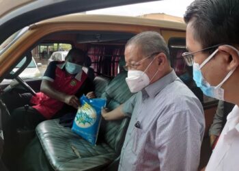 LIM Kit Siang bersama Tan Hong Pin menyerahkan sumbangan berbentuk barangan keperluan harian kepada pengusaha bas sekolah yang terjejas akibat pandemik Covid-19 di GP Mall, Iskandar Puteri, hari ini.