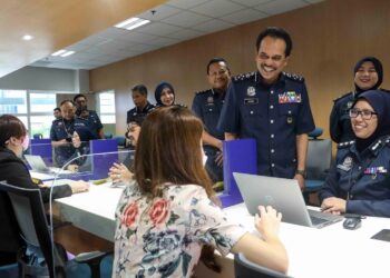 SAZALI Mohamad (dua kanan) beramah mesra dengan pelanggan yang hadir pada Program Handholding SST "Ikrar Betul, Bayar Betul" di Putrajaya. - UTUSAN/FAISOL MUSTAFA