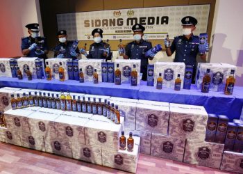 AZIZAH Kechik (tengah) bersama pegawainya menunjukkan minuman keras yang dirampas di Pelabuhan Klang, Selangor dalam  sidang media di Alor Setar hari ini.