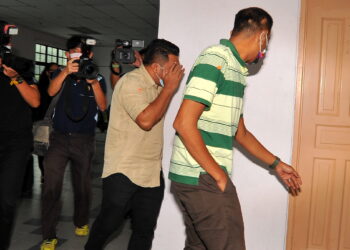 DUA daripada empat tertuduh, Mohd. Zaufan Mohd. Yusof (kanan) dan Nazril Md. Yusoof  didakwa di Mahkamah Sesyen Johor Bahru, Johor, hari ini. -UTUSAN/RAJA JAAFAR ALI