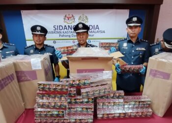 WAN APANDI Wan Hassan (tengah) menunjukkan rokok seludup yang dirampas dalam sidang akhbar di Pejabat JKDM Temerloh di Temerloh, Pahang. - FOTO/SALEHUDIN MAT RASAD