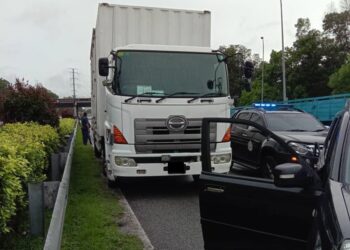 LORI yang ditahan selepas enggan berhenti ketika diarahkan Kastam di Iskandar Puteri, Johor.
