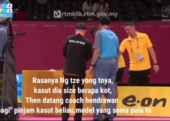 HENDRAWAN memberikan kasutnya kepada pemain Jamaica, Samuel Ricketts yang koyak ketika menentang pemain negara, Ng Tze Yong. - MEDIA SOSIAL