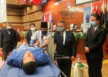 ADHAM Baba mendengar penerangan daripada Shamsul Kamal Mohamad Khair (tiga kiri) ketika melihat pelancaran produk Inovasi Hospital Smart Bed pada Majlis Sambutan Hari Inovasi Kementerian Kesihatan Malaysia 2020 di Kementerian Kesihatan di Putrajaya, hari ini.-UTUSAN/ FAISOL MUSTAFA