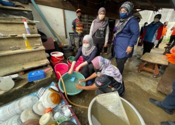 RINA Harun (dua dari kanan) menyantuni Sukina Abu Bakar yang terlibat dalam banjir lumpur berikutam tragedi kepala air di Jalan Masjid Yan, Yan, Kedah, hari ini. - UTUSAN/JAMLIAH ABDULLAH
