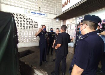 MUHAMAD Zaki Harun (kiri) turun padang melakukan tinjuan sempena pembukaan sempadan darat Malaysia-Thailand di ICQS Rantau Panjang, Kelantan, hari ini. - UTUSAN/YATIMIN ABDULLAH