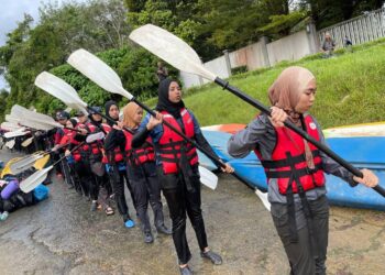 Peserta diajar ilmu dan teknik berkayak sebelum memulakan ekspedisi selama enam jam.