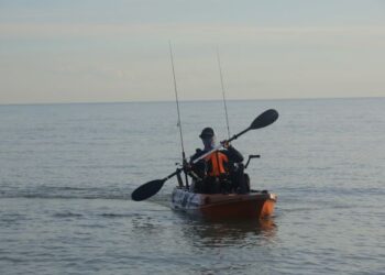 PANTAI Bagan Pinang, Port Dickson menjadi tumpuan para peminat aktiviti kayak memancing sejak setahun yang lalu.– UTUSAN/MUHAMMAD IZZAT TERMIZIE