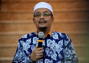 MOHD. Kazim Elias dalam sidang akhbar di Kompleks Darul Barakah, Ipoh, Perak, hari ini. - UTUSAN/ZULFACHRI ZULKIFLI