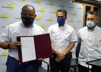 RAMLI Mohd. Tahir (kiri) menunjukkan dokumen pengambilalihan KDEB Waste Management ke atas Sitamas dalam sidang akhbar di Selangor, hari ini.