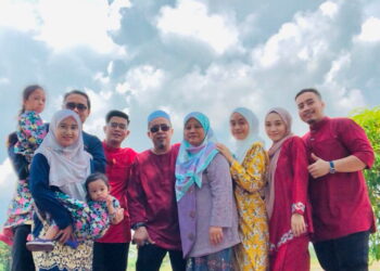 MUHAMMAD Ammar Faiz Mohd. Rashid (kanan) bersama sembilan ahli keluarganya dari Sungai Layar, Sungai Petani, Kedah yang disahkan positif Covid-19 sejak Selasa lalu.