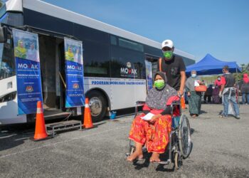 SEORANG warga emas yang hadir menerima suntikan vaksin pada Program Movak di Pusat Komuniti Desa KEDA Kampung Bukit, Pokok Sena, Alor Setar, Kedah, hari ini. - UTUSAN/SHAHIR NOORDIN