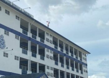 SEORANG lelaki yang cuba membunuh diri berada di atas bumbung bangunan IPD Kuala Muda, Sungai Petani, Kedah, hari ini.