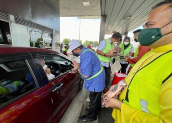 CHE Had Dhali mengedar cenderahati sempena Aidilfitri kepada pengguna lebuh raya di Plaza Tol Hutan Kampung di Alor Setar, hari ini. - FOTO/JAMLIAH ABDULLAH