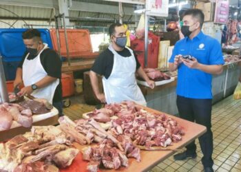 MOHAMAD Yusrizal Yusoff bertanya sesuatu kepada seorang peniaga daging ketika melakukan pemantauan harga di Pasar Besar Alor Setar hari ini. - FOTO/MOHD. RAFIE AZIMI