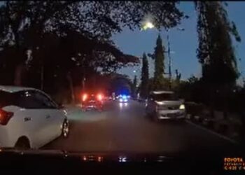 SEBUAH kenderaan Toyota Avanza yang dipandu secara melawan arus terbabas selepas dikejar oleh pihak polis kerana berkelakuan mencurigakan di Jalan Padang Matsirat, Langkawi semalam.